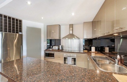 Sullivan's Cove Apartment | Elegant Sub Penthouse Suite with Ocean View & Spa