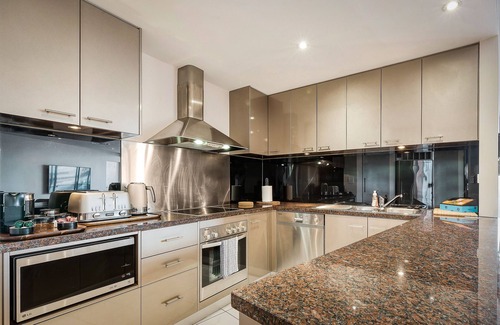 Sullivan's Cove Apartment | Elegant Sub Penthouse Suite with Ocean View & Spa