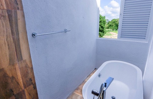 Nuwaragam Palatha Central Hotel | Discover Subaseth Villa: Family-Friendly with Pool & Dining