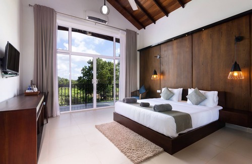 Nuwaragam Palatha Central Hotel | Discover Subaseth Villa: Family-Friendly with Pool & Dining