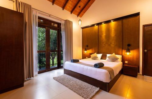 Nuwaragam Palatha Central Hotel | Discover Subaseth Villa: Poolside Bliss and Family Fun