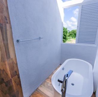 Nuwaragam Palatha Central Hotel | Discover Subaseth Villa: Poolside Bliss and Family Fun