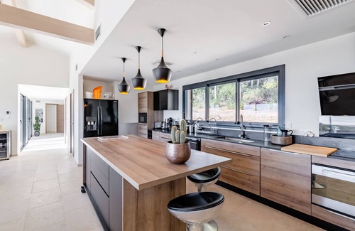 La Cadiere-d'Azur Villa | Idyllic Villa with Ocean View, Infinity Pool & Spa Retreat
