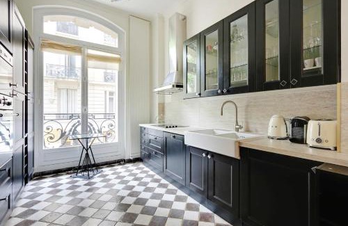 Porte-Dauphine Apartment | Elegant 2-Bedroom Apartment Steps from Trocadero