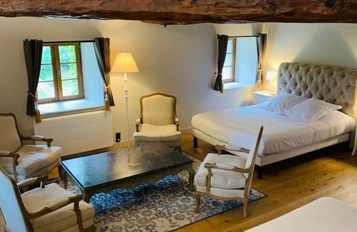 Cruet Bed & Breakfast | Elegant Duplex Stay in a Historic Château