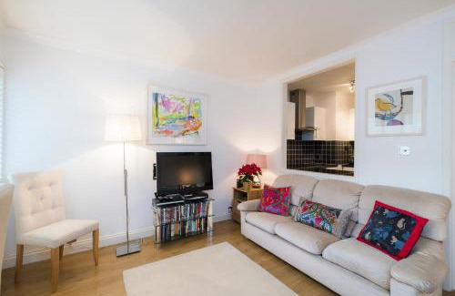 Queenhithe Apartment | Elegant JOIVY 1-Bed Flat with Thames River Views