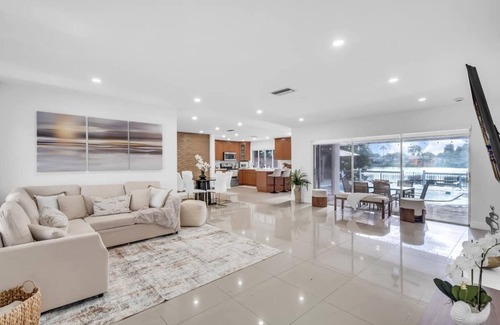 Pembroke Pines House | Sublime Lakefront Pool Family Home in Hollywood with Boat Dock & Wonderful Views