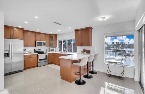 Pembroke Pines House | Sublime Lakefront Pool Family Home in Hollywood with Boat Dock & Wonderful Views