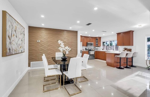 Pembroke Pines House | Sublime Lakefront Pool Family Home in Hollywood with Boat Dock & Wonderful Views
