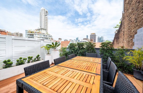 Woolloomooloo House | Inviting Retreat with Skyline Views and Spa Amenities