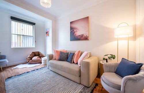 Woolloomooloo House | Inviting Retreat with Skyline Views and Spa Amenities