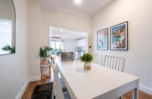 Woolloomooloo House | Enjoy Skyline Views in a Prime Location Courtyard Stay