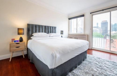 Woolloomooloo House | Enjoy Skyline Views in a Prime Location Courtyard Stay