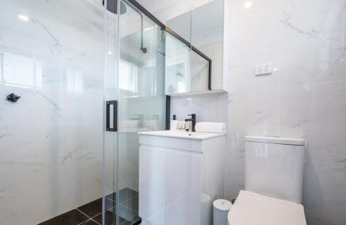 Woolloomooloo House | Enjoy Skyline Views in a Prime Location Courtyard Stay