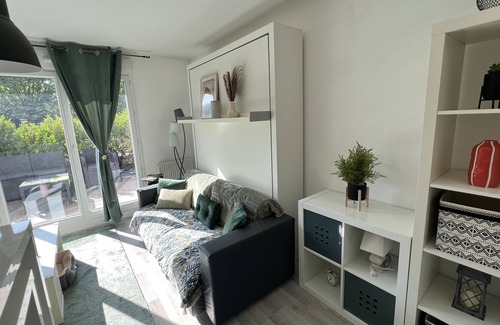Serris Apartment | Delightful Studio Near Disneyland Paris - Family & Pet Friendly