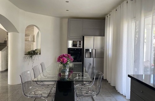 Puget-sur-Argens Villa | Indulge in Villa Parfaite: Family-Friendly Retreat with Spa