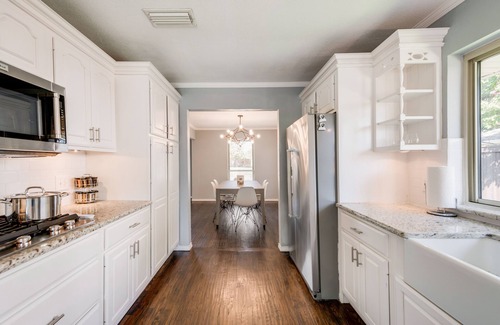 Cowley House | Impressive 3 BR Home with Pool & Fast Wi-Fi for Families