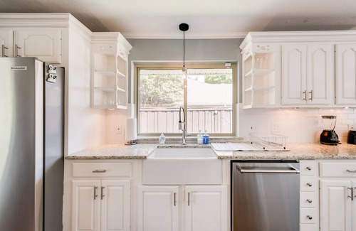 Cowley House | Impressive 3 BR Home with Pool & Fast Wi-Fi for Families