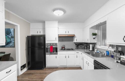 Center Point House | Discover Suburban Bliss: Free Wi-Fi and Parking Await