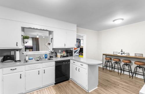 Center Point House | Discover Suburban Bliss: Free Wi-Fi and Parking Await