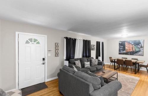 Center Point House | Discover Suburban Bliss: Free Wi-Fi and Parking Await