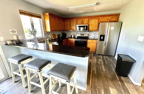 Urbandale House | Relaxing Suburban Oasis with Hot Tub & Scenic Ocean Views