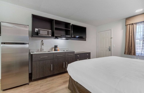 Red Hill Hotel | Convenient Suburban Studios Near the University with Pool