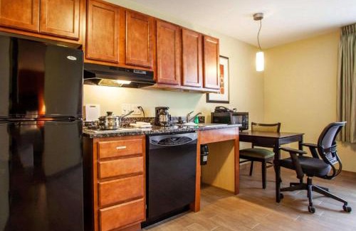 Cedar Falls Hotel | Comfortable Stay at Suburban Studios Cedar Falls