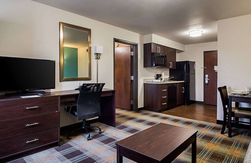 Monaca Hotel | Eco-Friendly Retreat at Suburban Studios Monaca