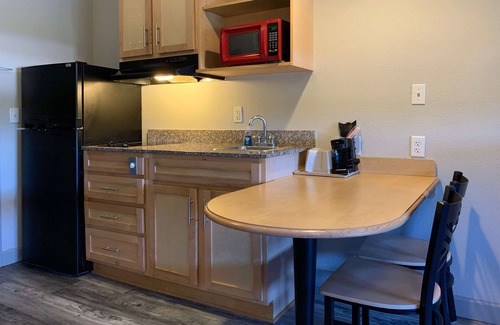 Bay VIew Addition Hotel | Comfortable Suburban Studios Steps from Panama City Beach
