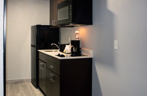 Roseville Hotel | Cozy Suburban Studios in Roseville-Detroit North