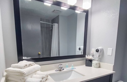 Roseville Hotel | Cozy Suburban Studios in Roseville-Detroit North