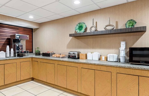 Slidell Hotel | Budget-Friendly Rodeway Inn Slidell I-10 with Pool & Breakfast