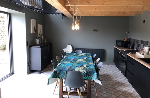 Villeneuve-dʼAllier House | Experience the Auzat Mania: 10/10 Rated Family Retreat