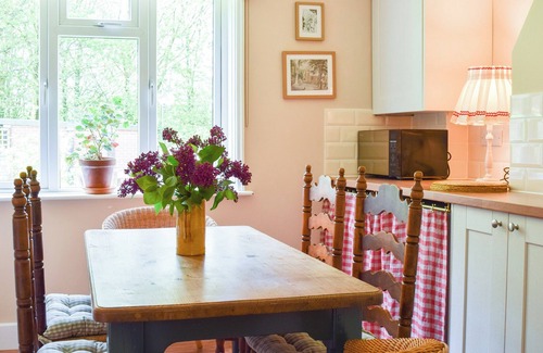 Basingstoke Cottage | Idyllic Rural Retreat for Nature Walks and Family Fun