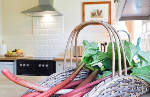 Basingstoke Cottage | Idyllic Rural Retreat for Nature Walks and Family Fun
