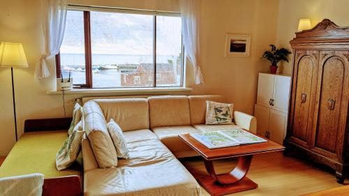 Suðavik House | Scenic Sudavik Guesthouse: Ocean Views & Family-Friendly