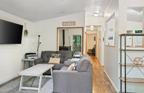 Sudden Valley House | Pet-Friendly Sudden Valley Forest House Near Trail Sites