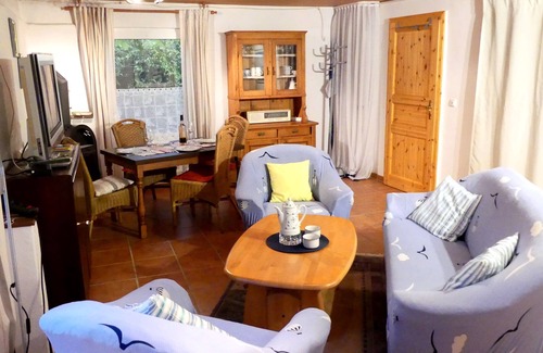 Wangerland Apartment | Family-Friendly Süderhuus with Garden Terrace for 6 Guests