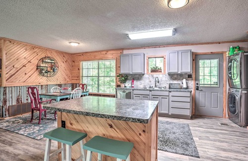 Jefferson Cottage | Discover Sues Camp with Caddo Lake Access and Family Kitchen