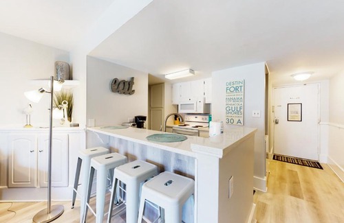 Orange Beach Hotel | Relax at Sugar Beach 210 with Ocean View & Pool Access