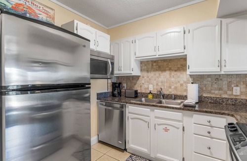 Thomas Drive Condo | Beachside Sugar Beach Condo: Pet-Friendly with Ocean Views