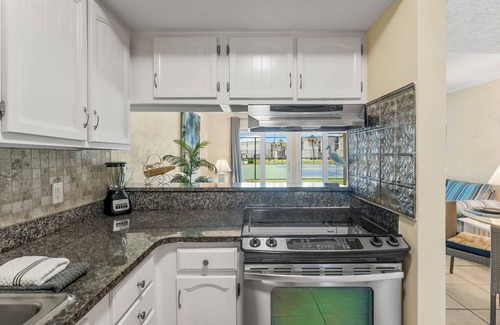 Thomas Drive Condo | Beachside Sugar Beach Condo: Pet-Friendly with Ocean Views