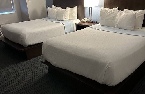 Hinton Hotel | Pet-Friendly Sugar Creek Inn & Suites with Great Amenities