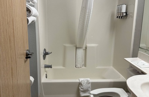 Hinton Hotel | Pet-Friendly Sugar Creek Inn & Suites with Great Amenities