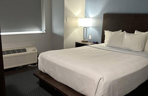 Hinton Hotel | Pet-Friendly Sugar Creek Inn & Suites with Great Amenities