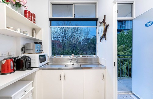 West Perth Apartment | Charming Sugar Cube in Kings Park - Walk to CBD!
