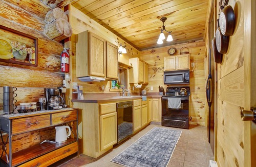 Huntingdon Cabin | Inviting Sugar Grove Log Cabin with Hot Tub & Fire Pit