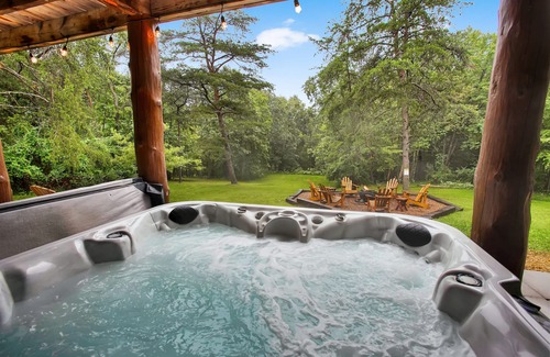 Huntingdon Cabin | Inviting Sugar Grove Log Cabin with Hot Tub & Fire Pit