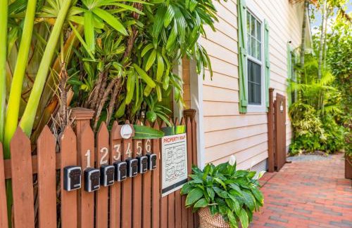 Old Town House | SUGAR PALM SUITE at Travelers Palm Inn Key West